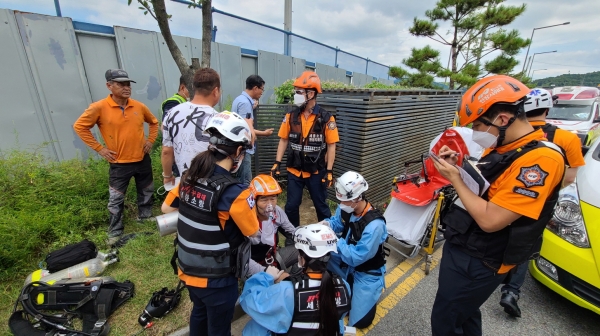 세종소방서 대원들이 지하 공동구에서 가스중독으로 쓰러진 인부를 구조하고 있다.