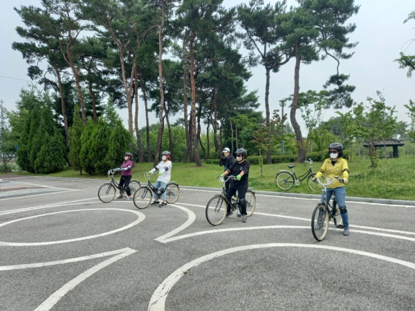 자전거 타기 실기교육 중인 수강생들