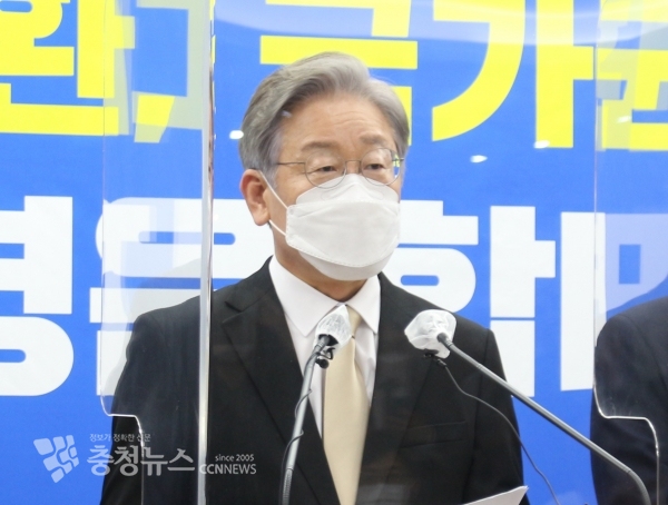 더불어민주당 대권주자인 이재명 경기지사가 21일 충남도청 기자회견에서 충남민항 건설에 부정적인 입장을 표명했다.