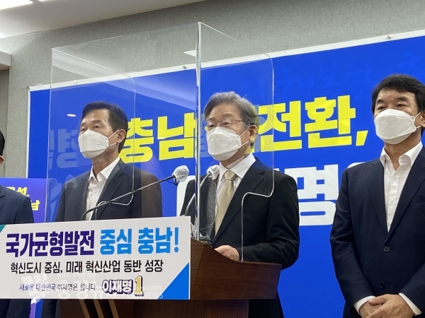 이재명 경기지사가 21일 충남도청 기자회견에서 주4일 근무제 도입 의지를 강하게 드러냈다.