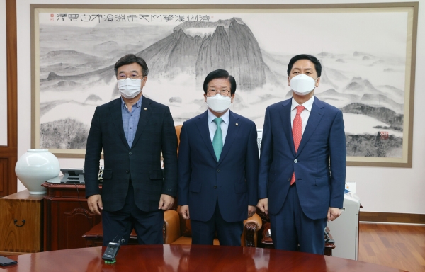 (왼쪽부터) 윤호중 민주당 원내대표, 박병석 국회의장, 김기현 국민의힘 원내대표.