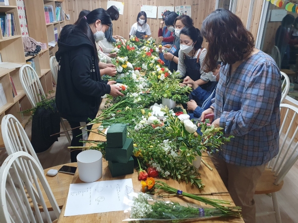 송악면 유곡3리 마을주민 꽃꽂이 수업 장면