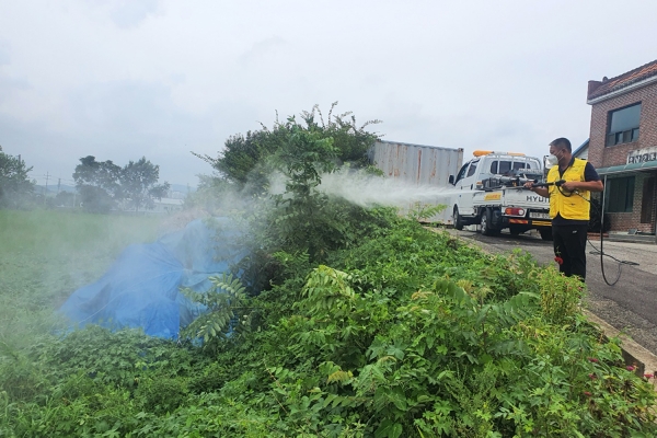 지난 22일 오남2통 경로당 주변 살충방제 모습