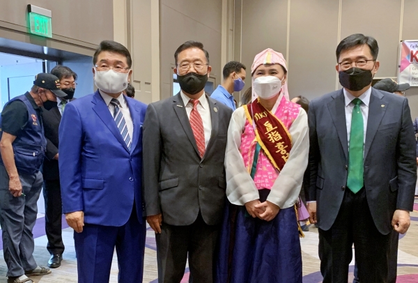 미국 캘리포니아주 김치의날 제정 기념 행사3 * 한국농수산식품유통공사 김춘진 사장(우측 첫 번째), 최석호 하원의원(좌측 두 번째), 한식세계화협회 임종택 회장(좌측 첫 번째)