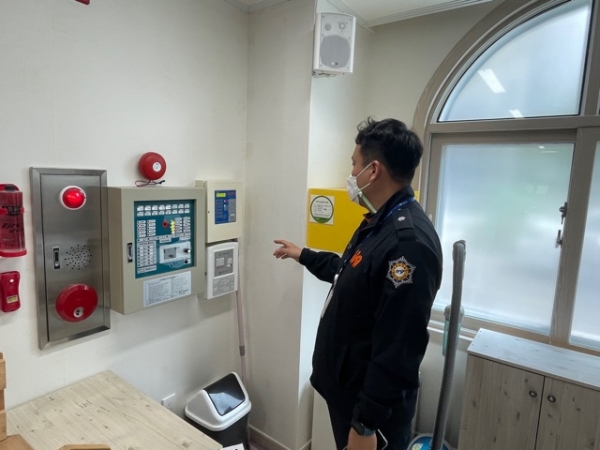 자동화재속보설비 점검 장면