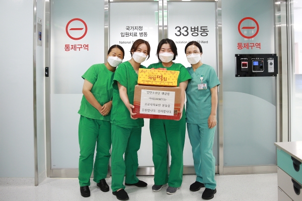 33병동 의료진 BTS팬들이 보내준 선물 받고 기념촬영