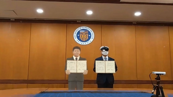 이성기 총장(사진 오른쪽)이 3D 아바타로 한국기술교육대학교 회의실에 참석한 한국자동차연구원 허남용 원장과 협약서 체결 기념사진