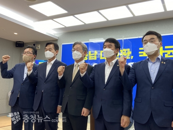 (왼쪽부터) 이재명 후보 충남도경선대책본부 장기수 공동본부장 겸 상황실장, 나소열 공동상임본부장, 이재명 경기도지사, 문진석 공동상황실장, 김남국 국회의원(경기 안산시단원구을)