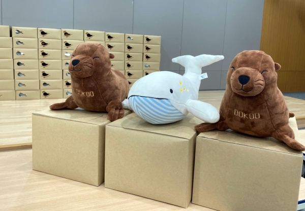 농어촌공사는 폐플라스틱을 재활용한 강치와 고래 인형 110개를 만들어 농어촌지역아동센터에 전달했다