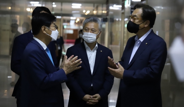 24일 열린 국회 운영위원회 운영개선소위원회의에서 정진석 의원과 이춘희 세종시장이 대화를 나누고 있다.