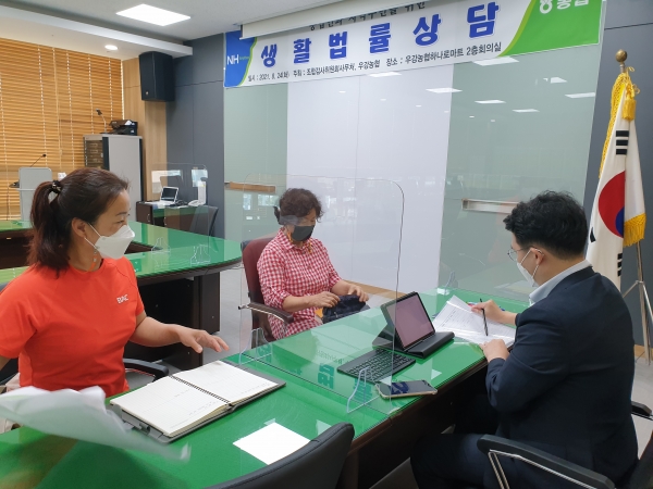 우강농협 관내 농업인이 농협중앙회 소속 홍승국 변호사로부터 생활 속 법률문제에 대한 개별상담을 받고 있다