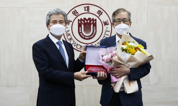 25일 교직원 퇴임식에서 황한열 교수(오른쪽)가 권혁대 총장으로부터 감사패와 꽃다발을 받고 있다.