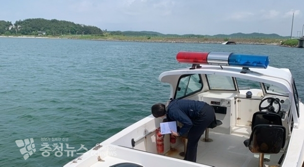 동력수상레저사업장내 레저기구를 점검하고 있다. 사진=태안해양경찰서 제공
