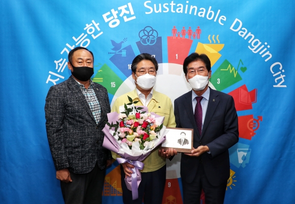 (왼-검정마스크)대한전문건설협회 당진지역협의회 손은제 부회장 (가운데) 김홍장 당진시장(오)대한전문건설협회 세종시,충청남도회 박종회 회장_감사패 수여 사진