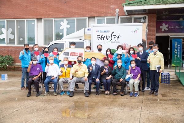 냉동탑차 전달식 이후 기념 촬영 중인 가세로 태안군수(앞줄 왼쪽 네 번째)와 박형덕 서부발전 사장(앞줄 왼쪽 다섯 번째)