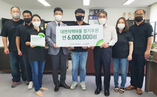 좌측 네 번째부터 초록우산 어린이재단 대전지역본부 최승인 본부장, 전국전기산업노동조합 정용시 위원장, 전국연합노련 대전충청지역본부 황병근 의장 외 노조원