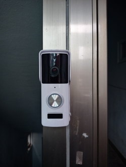 여성 1인가구 안심홈세트 지원 “지켜줘! 홈즈” 사업 지원대상자 집에 설치한 스마트 초인종