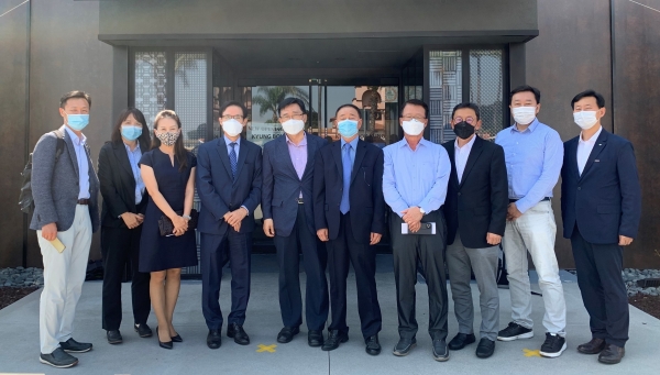 미 서부 한국식품 수입바이어 간담회 사진 * 한국농수산식품유통공사 김춘진 사장(좌측에서 다섯번째)