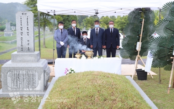 홍범도 장군 묘역을 참배하는 (오른쪽부터) 김명선 의장과 전익현 부의장, 정병기 행정문화위원장, 이계양 안전건설소방위원장, 오인환 복지환경위원장