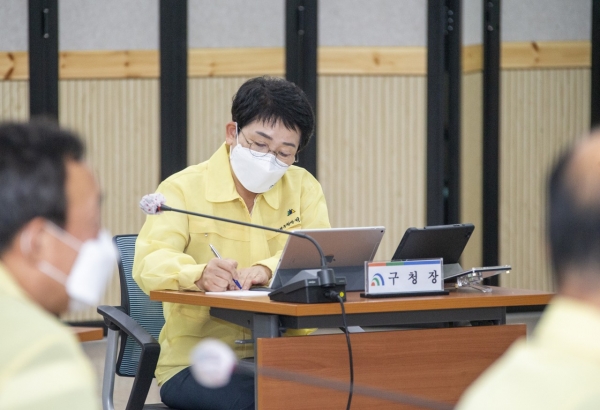 박정현 대덕구청장이 2022년도 부서별 역점 추진과제 보고회를 주재하고 있다