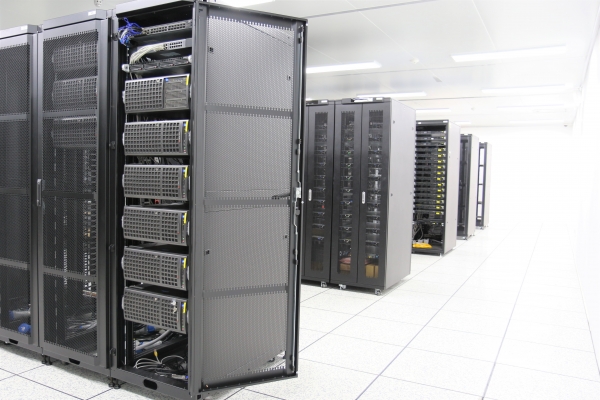 올해 6월 준공된 차세대소프트화학 건물의 '인공지능을 위한 HPC (High Performance Computing) 시스템'. 이 전산장비를  이용해 ChemAI 서비스  및 인공지능 모델을 활용한 신소재 개발 연구를 수행하고 있다.