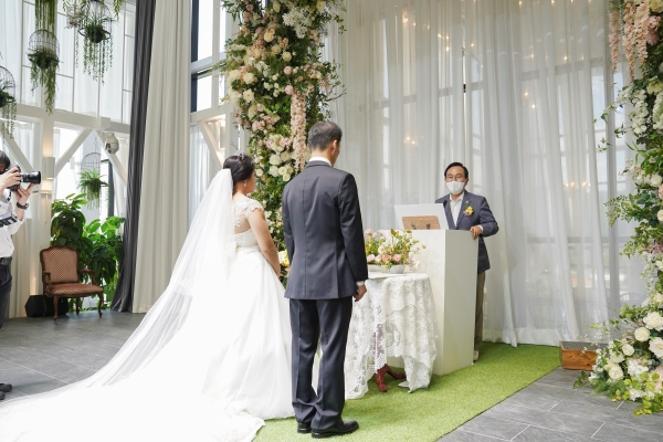 결혼식에 참석한 박상돈 천안시장이 덕담을 건네고 있다