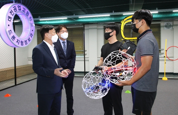 「2021년 대전광역시 제56회 전국기능경기대회」를 운영하는 학교경기장 방문해 대회 준비상황 점검 및 관계자 격려 모습