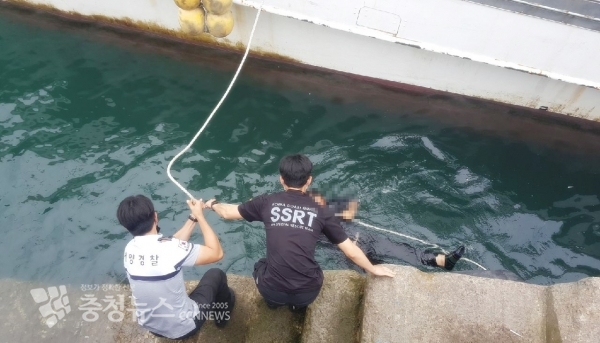 태안해경이 어선 로프를 이용해 추락 익수자 A씨를 구조하고 있다.
