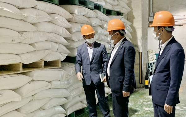 회덕비축기지 현장 점검 모습 * 한국농수산식품유통공사 박석배 상임감사(가운데)