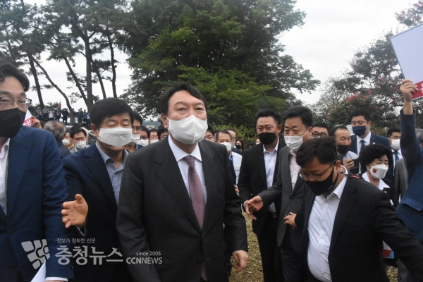 논산 명재고택을 방문한 윤석열 전 검찰총장 모습 / 조홍기 기자