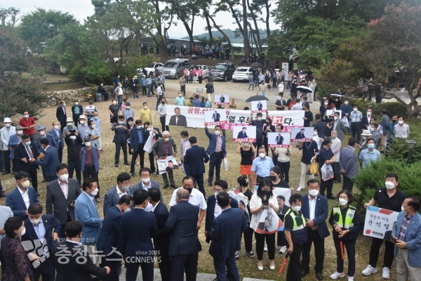 윤석열 전 총장이 종친회 간담회를 하는 동안 명재고택 마당에는 수많은 지지자들이 기다리는 모습