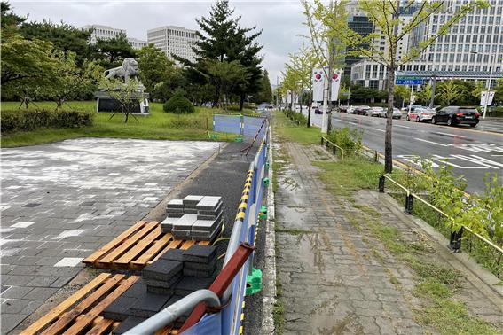 샘머리공원 시설공사 현장(좌측 투수블럭, 우측 일반블럭)- 우천시 투수블럭 침투 모습과 일반블럭 물고임 모습