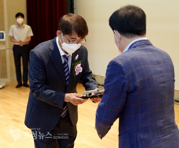 김지철 충남교육감(오른쪽)이 유희성 감사관에게 감사패를 전달하고 있다.