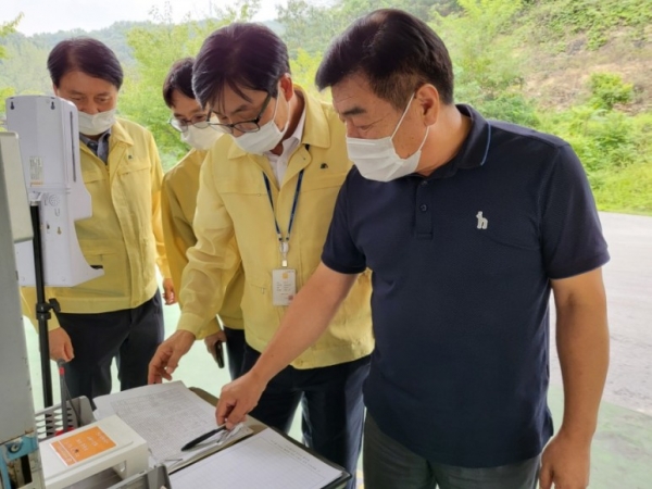 아산시농업기술센터 합동점검반, 영농조합법인 방역 점검 장면