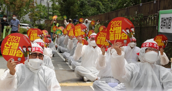 지난 19일 보건의료노조 소속 공공의료기관노동자들이 세종시 기획재정부 앞에서 결의대회를 하는 모습. / 전국보건의료노조 제공