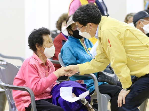 맹정호 서산시장이 지난 4월 12일 서산시예방접종센터에서 코로나19 백신접종 현장을 점검하는 모습