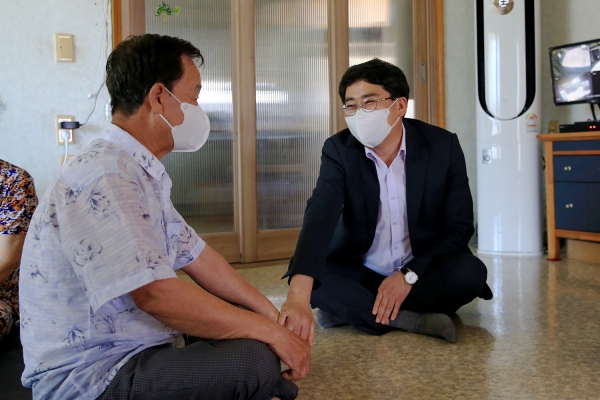 맹정호 서산시장이 8월 10일 독립유공자 유족 김용재 씨 댁을 찾아 감사의 마음을 전하고 위로하는 모습