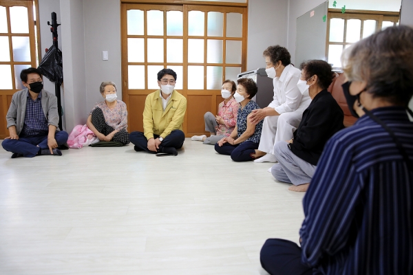 맹정호 서산시장이 지난 8월 13일 동문2동 경로당을 방문해 어르신들과 소통하는 모습