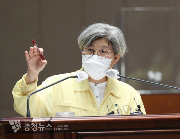 충남도의회 김명숙 의원이 제331회 임시회에서 도정질의를 하고 있다.(사진=충남도의회)