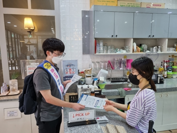 지난 3일 청년 방역홍보단과 연계하여 둔산동 일원에서 생활 속 거리두기 등을 홍보하는 캠페인을 펼쳤다.