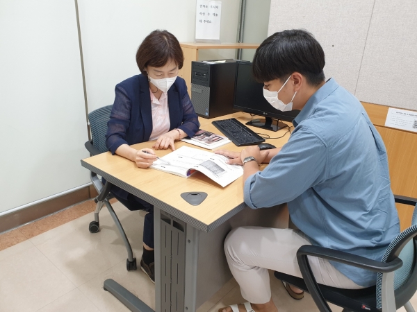 한밭대학교 대학일자리본부 취업지원관(왼쪽)과 졸업생이 교내 상담실에서 취업상담을 실시하고 있다.