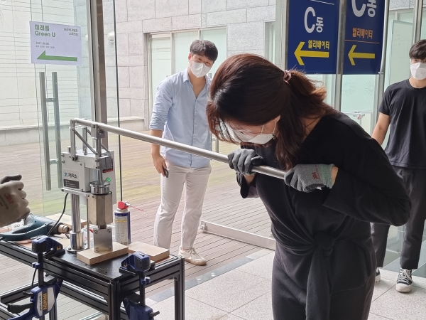 플라스틱 재활용 체험 교육에 참여 중인 모습