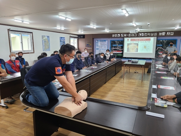 8일 미로~동해간 전차선로 개량 현장상황실에서 현장 근로자 응급처치 교육을 시행하였다.