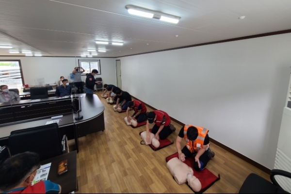 8일 미로~동해간 전차선로 개량 현장상황실에서 현장 근로자 응급처치 교육을 시행하였다.