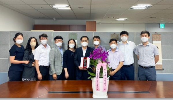 농협은행 충청심사센터(센터장 추기만)는 농협중앙회가 주관하는 3분기범농협 사회공헌 우수사무소에 선정돼 ‘범농협 사회공헌상’ 수상의 영예를 안았다.