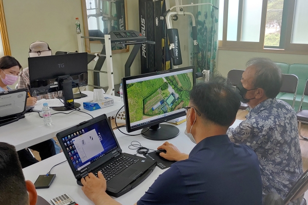 고북용암1지구 정사영상을 통해 경계협의 하는 모습