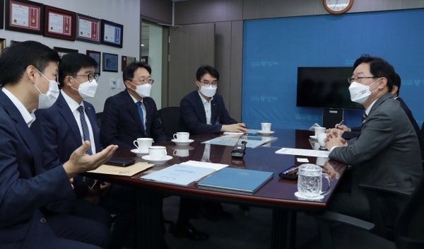 박범계 법무부장관이 LH 관계자들과 대전교도소 이전사업에 대해 논의를 하고 있다.(법무부 제공)