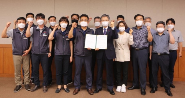 대전도시철도공사 노사간부들이 임금협약을 체결하고 기념사진을 찍고 있다.