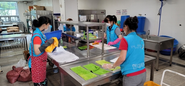 자원봉사자들이 아이스팩 세척 중인 사진