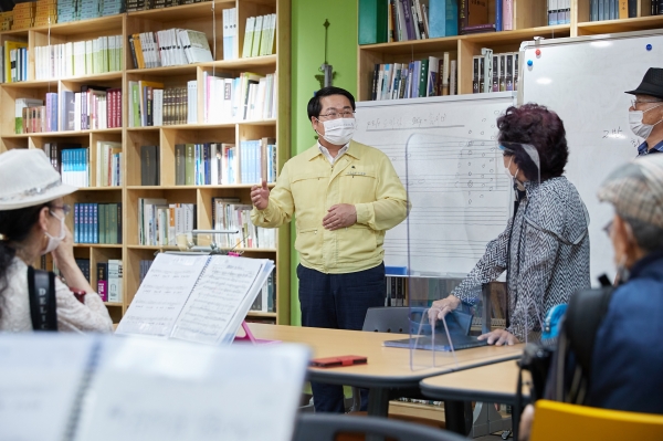 오세현아산시장 1인1악기 동아리 현장 방문 장면